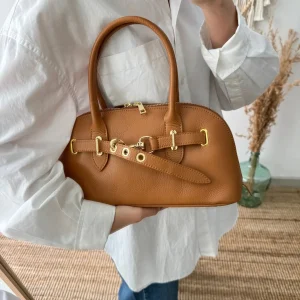 Bolso piel cierre mosqueton camel iniciales bordadas
