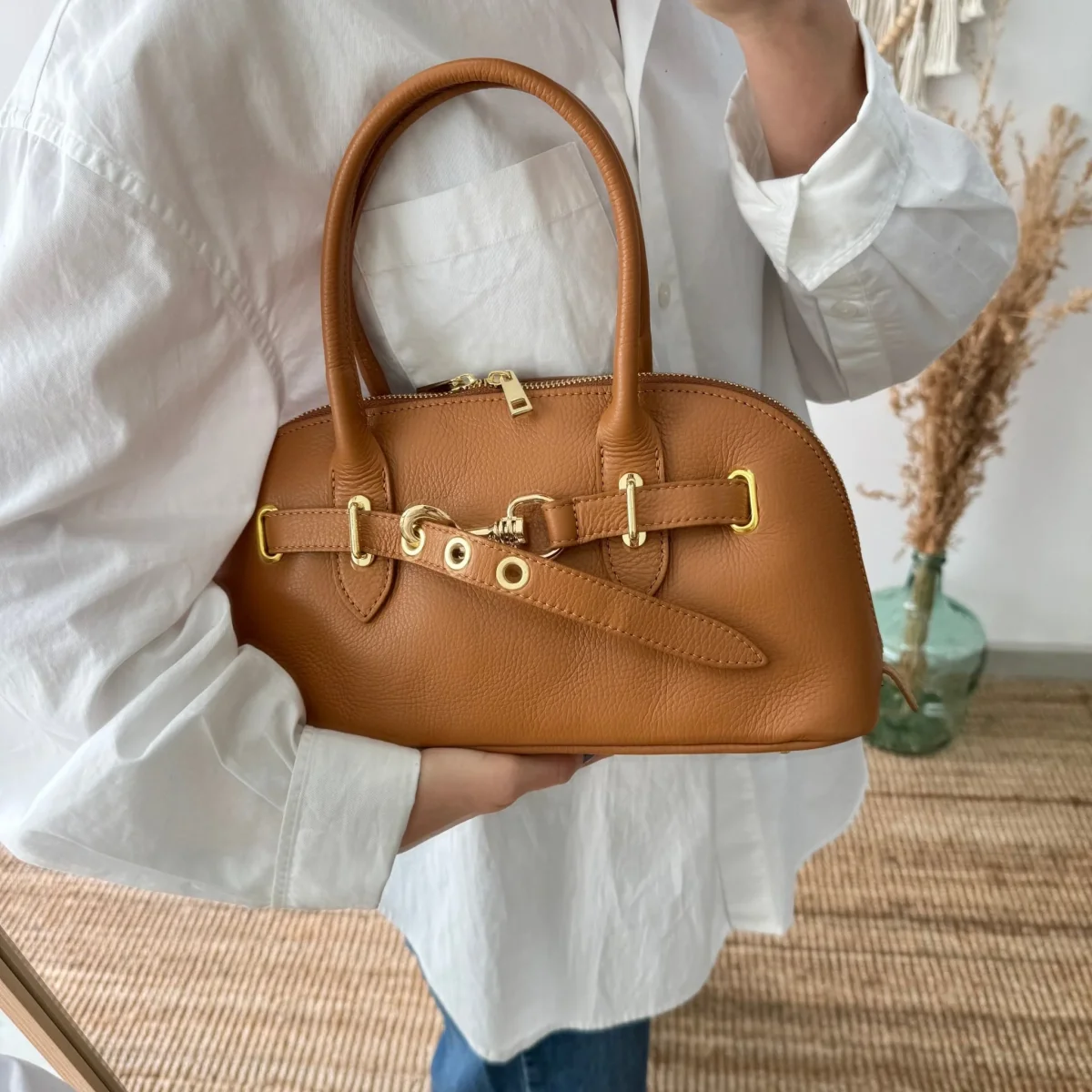 Bolso piel cierre mosqueton camel iniciales bordadas - Imagen 2