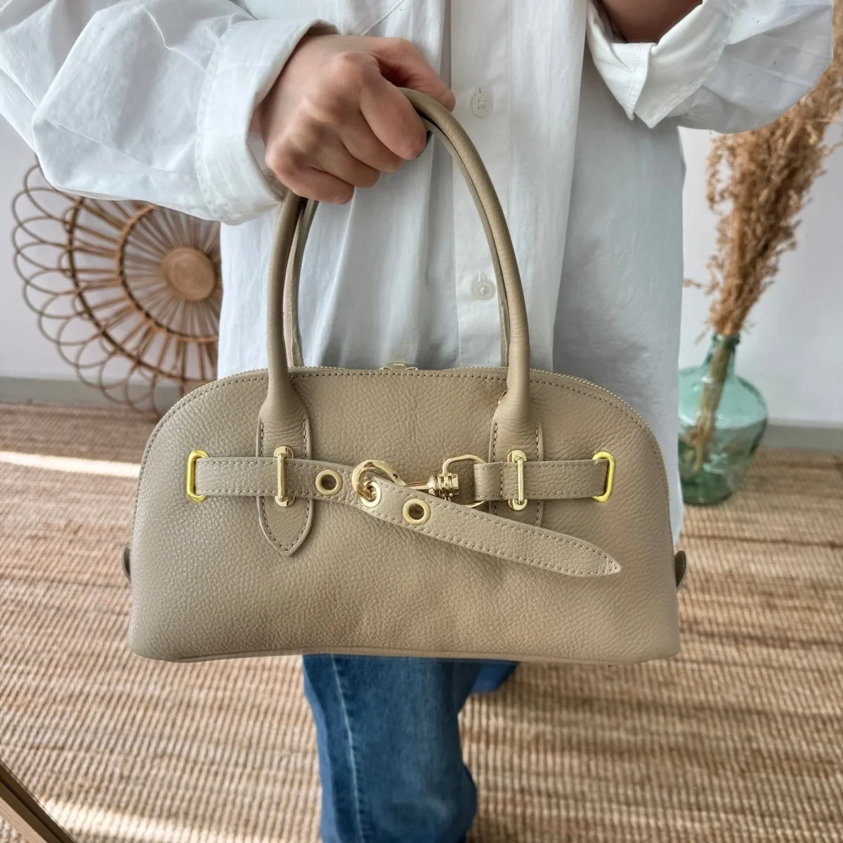 Bolso piel cierre mosqueton taupe iniciales bordadas - Imagen 3