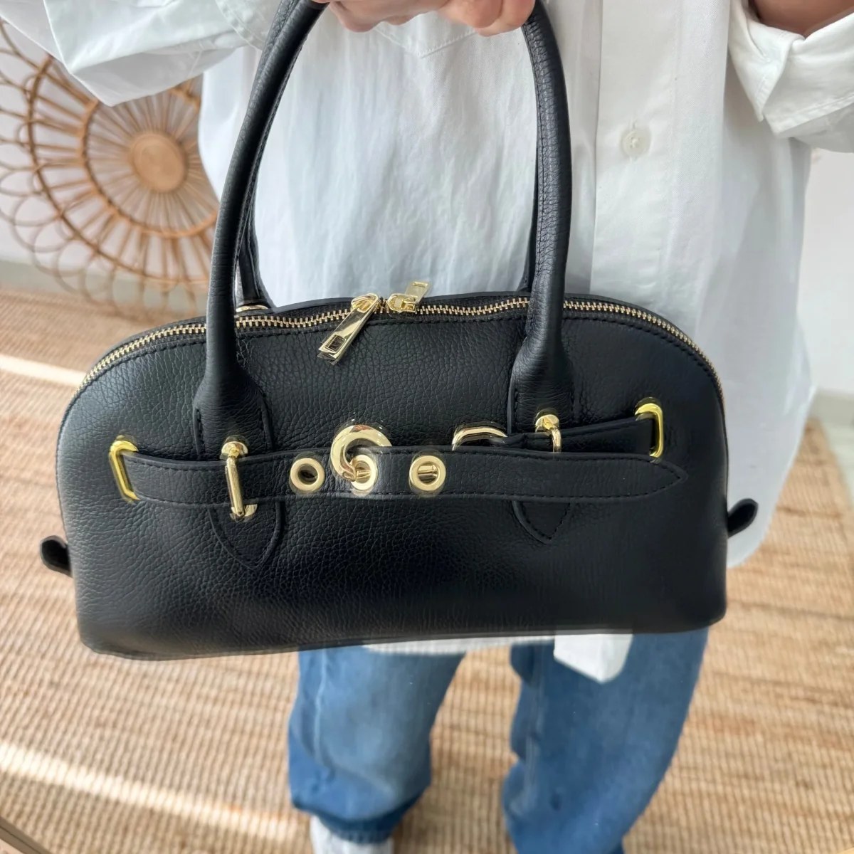 Bolso piel cierre mosqueton negro iniciales bordadas - Imagen 6