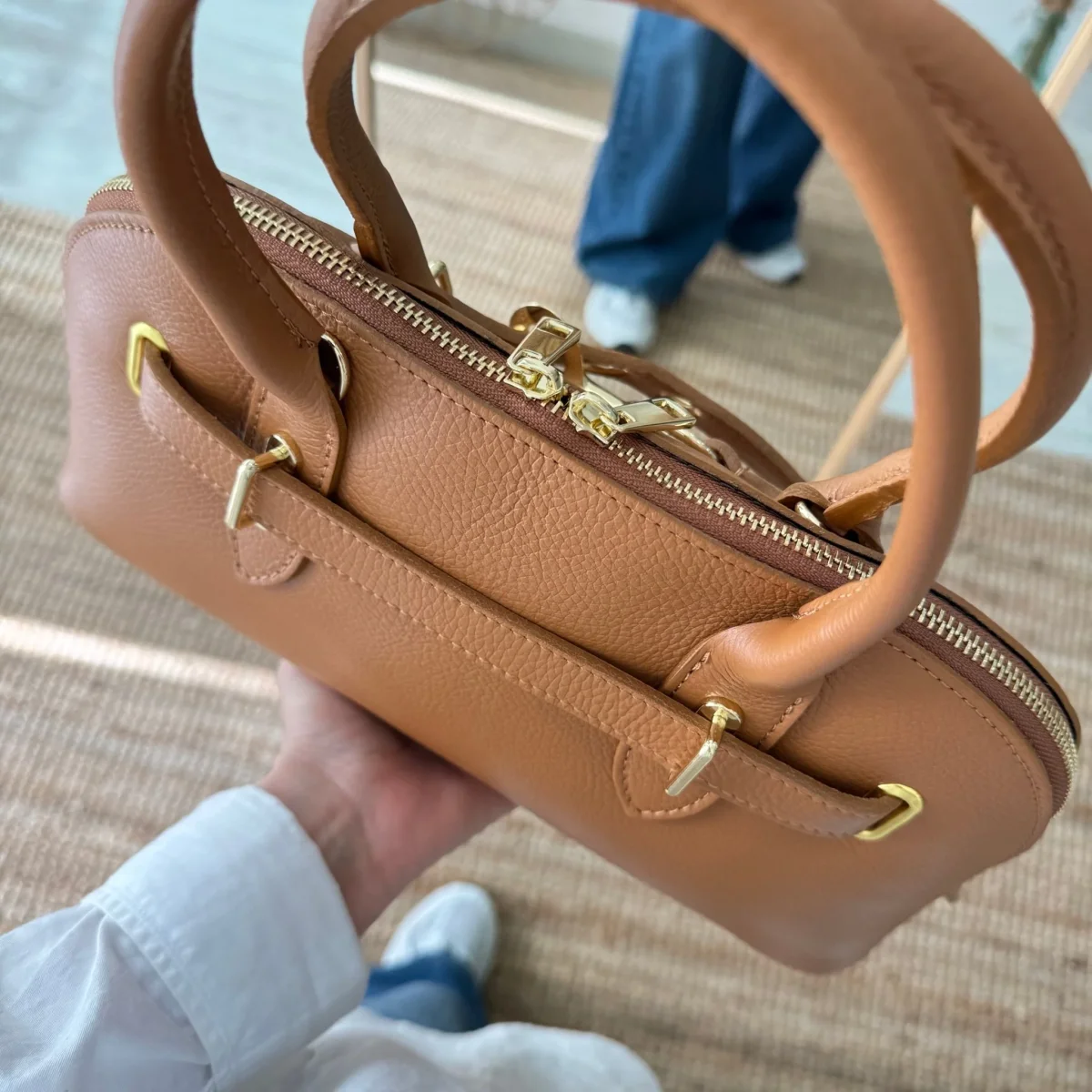 Bolso piel cierre mosqueton camel iniciales bordadas - Imagen 6