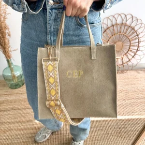 Bolso cuadrado serraje beige herraje dorado iniciales bordadas