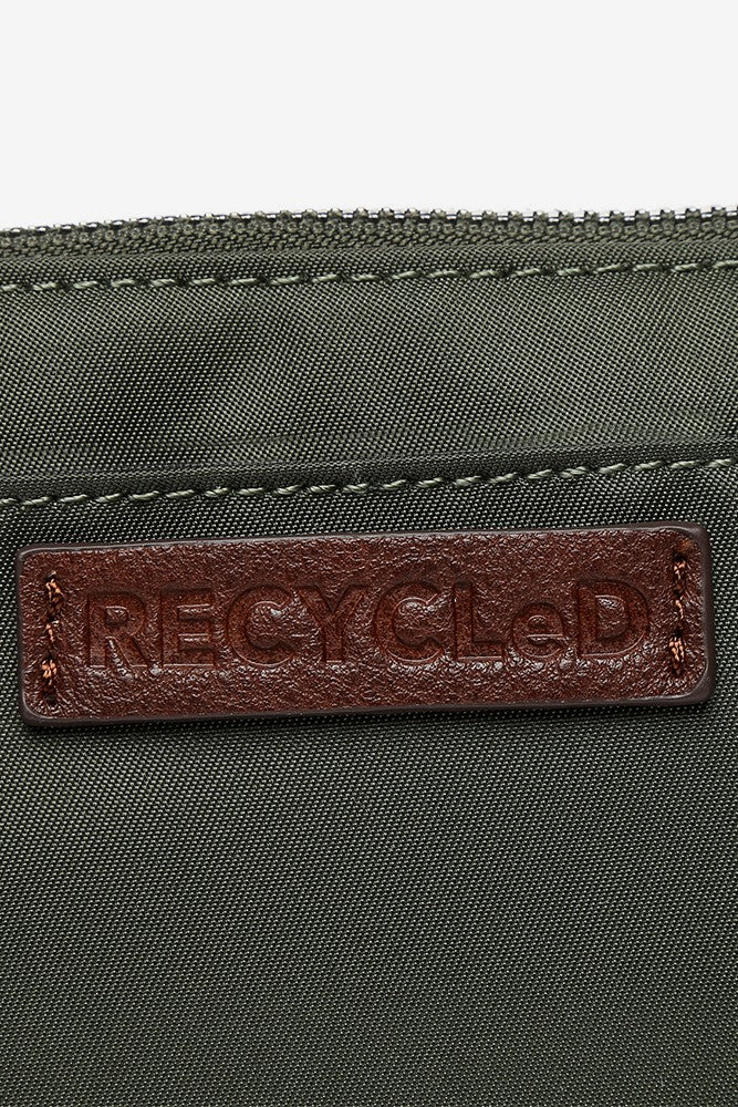 Neceser plano de mujer en materiales reciclados verde - Imagen 6