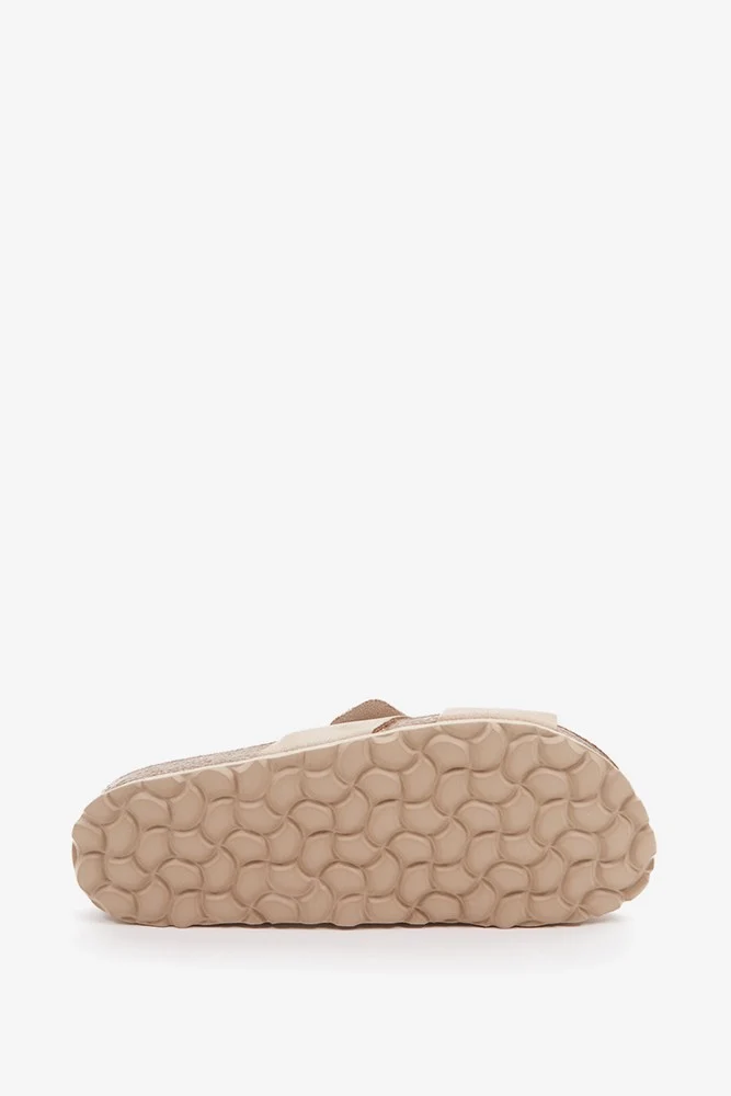 Sandalia plana con hebilla de mujer en beige - Imagen 7