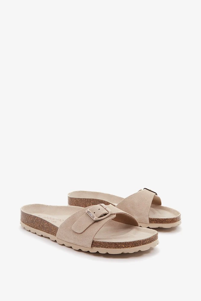 Sandalia plana con hebilla de mujer en beige - Imagen 4