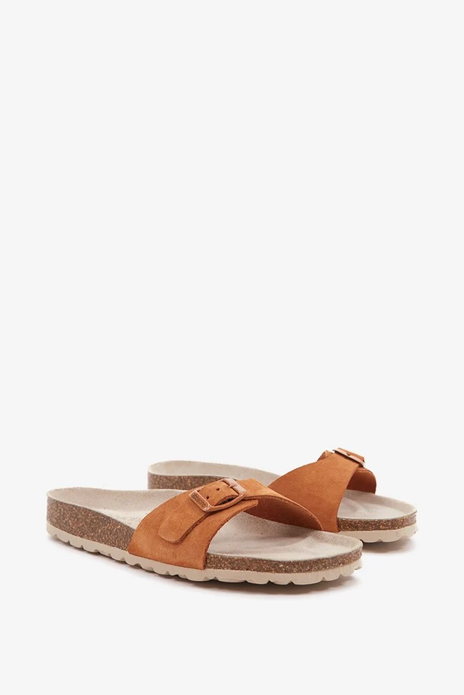 Sandalia plana con hebilla de mujer en cognac - Imagen 4