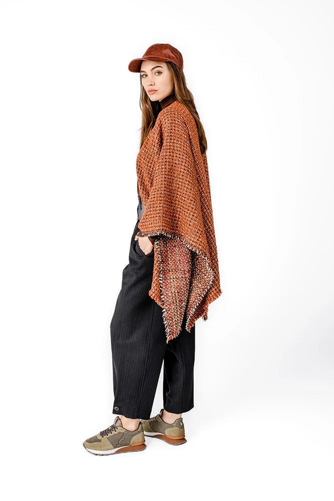 Poncho en tonos naranjas - Imagen 4