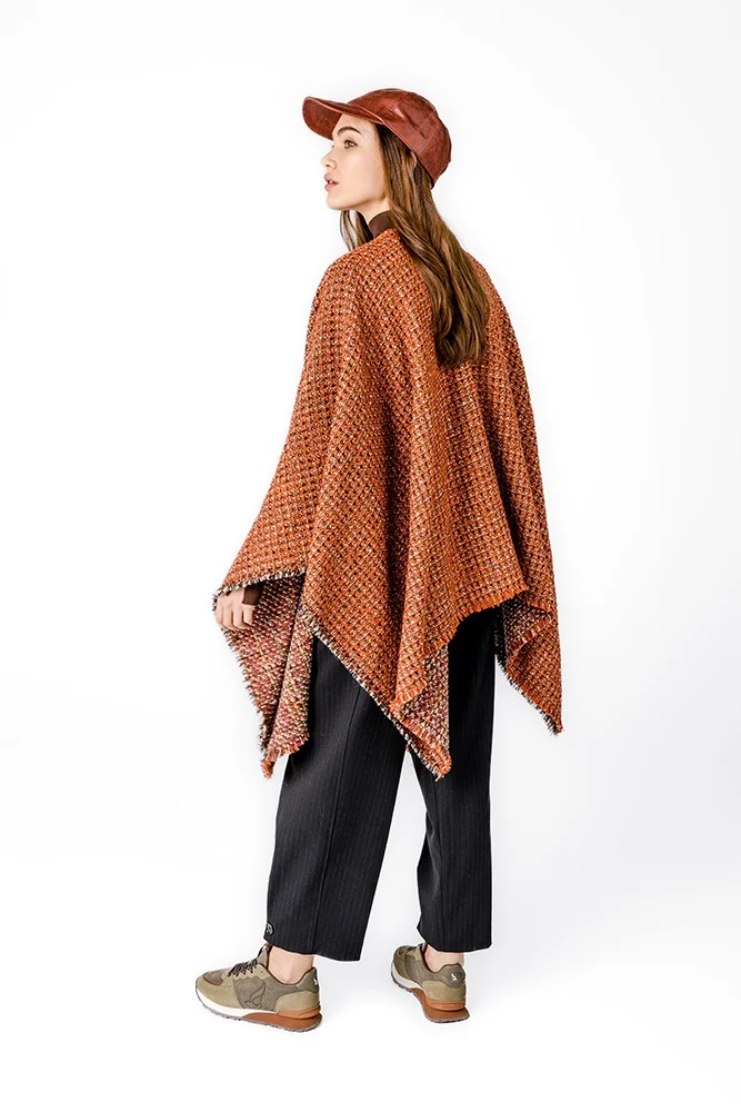 Poncho en tonos naranjas - Imagen 5