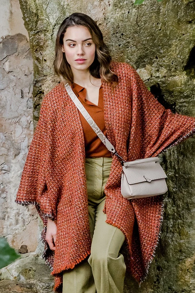 Poncho en tonos naranjas - Imagen 7