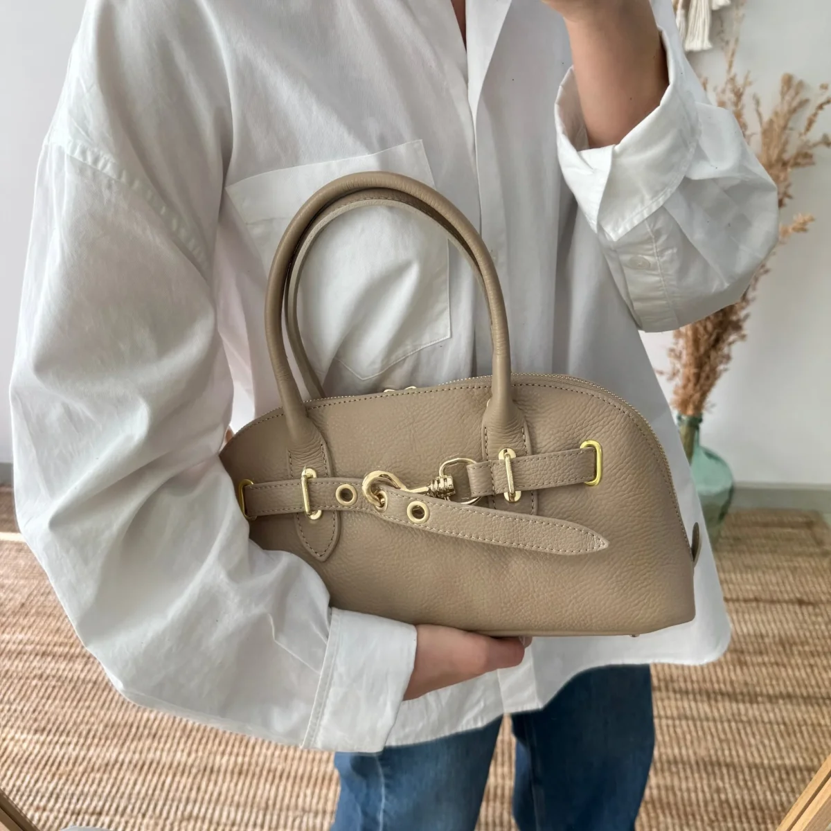 Bolso piel cierre mosqueton taupe iniciales bordadas - Imagen 4