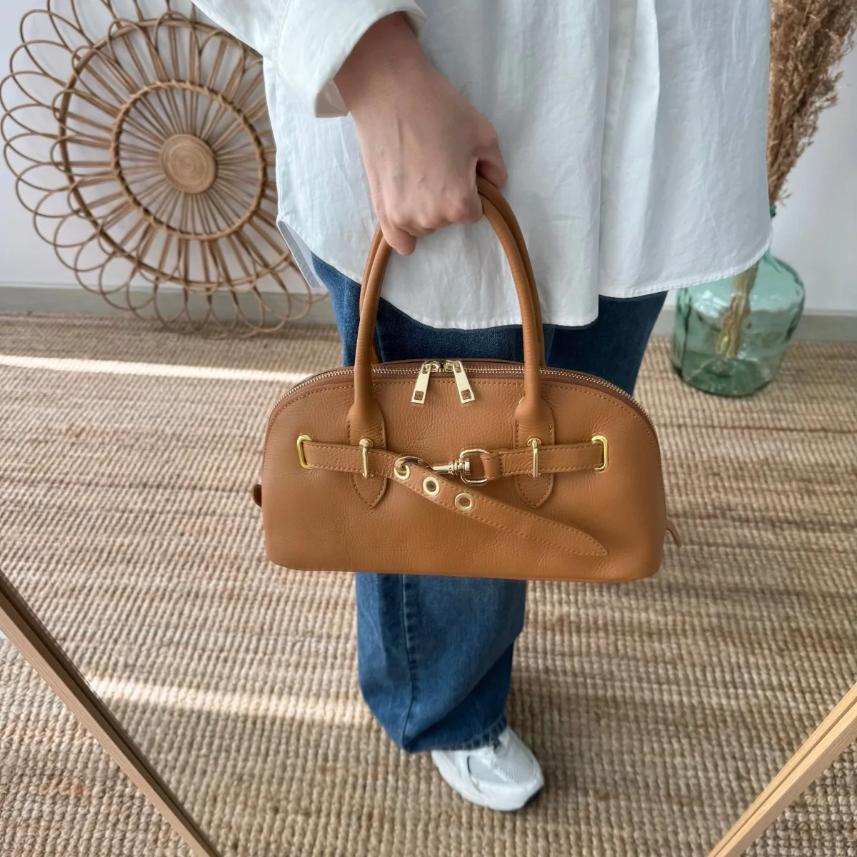 Bolso piel cierre mosqueton camel iniciales bordadas - Imagen 7