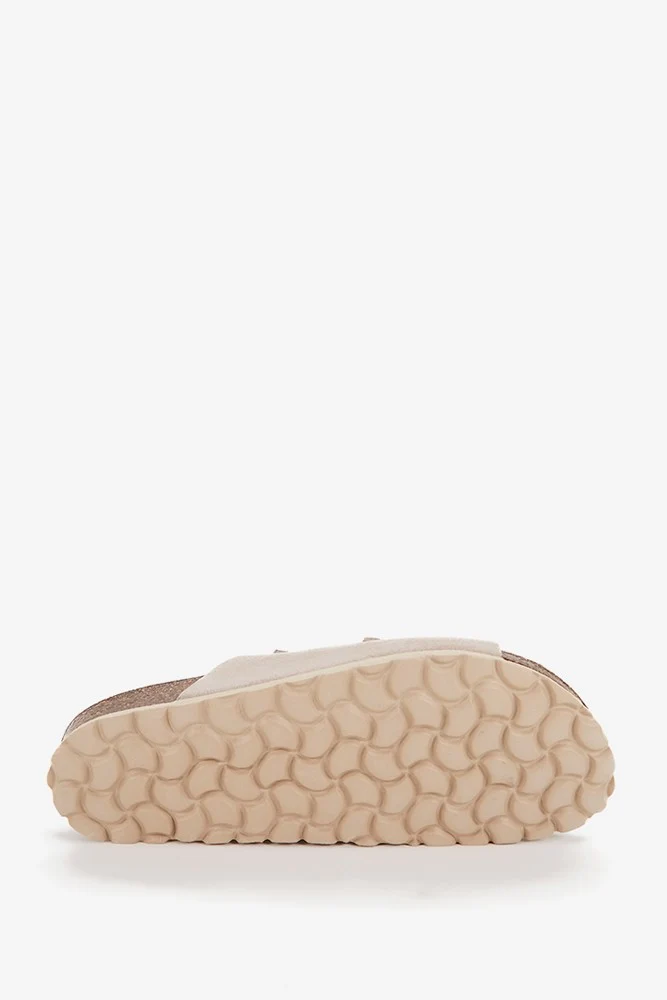Sandalia plana de mujer de piel y triple hebilla en beige - Imagen 6