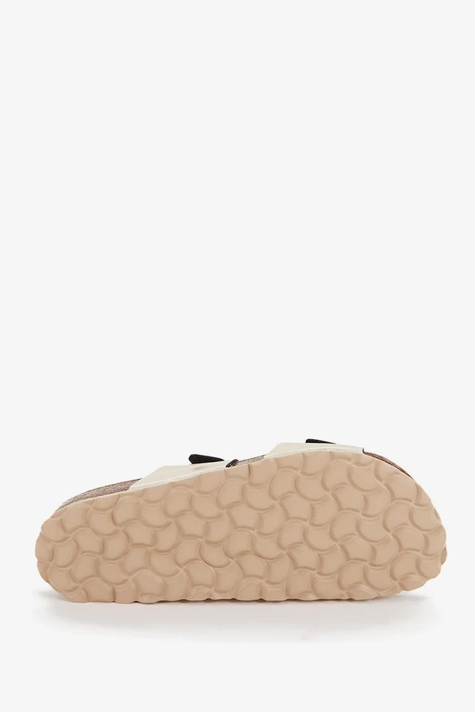 Sandalia plana de mujer en beige perlado - Imagen 6