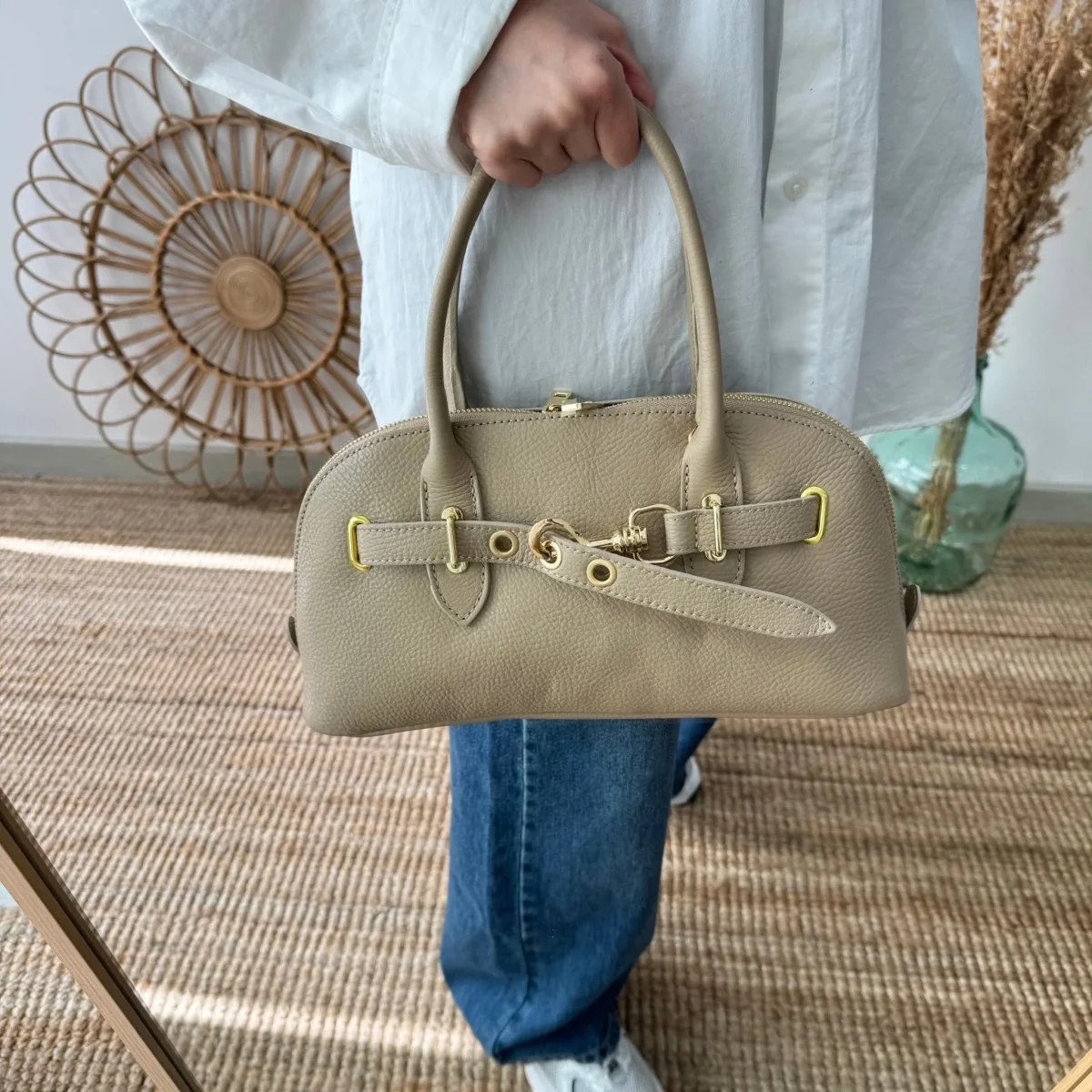 Bolso piel cierre mosqueton taupe iniciales bordadas - Imagen 6