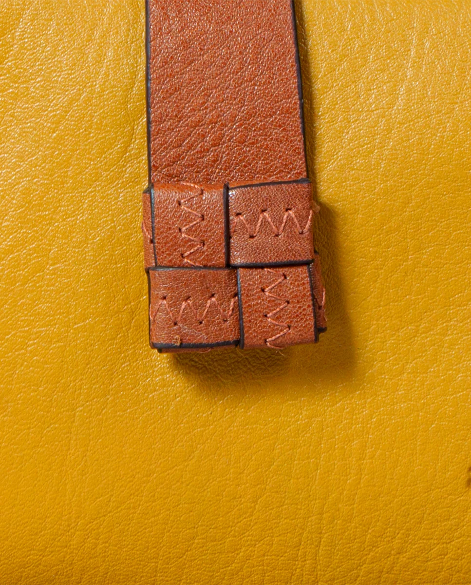 Cartera mediana de mujer en piel amarilla - Imagen 8