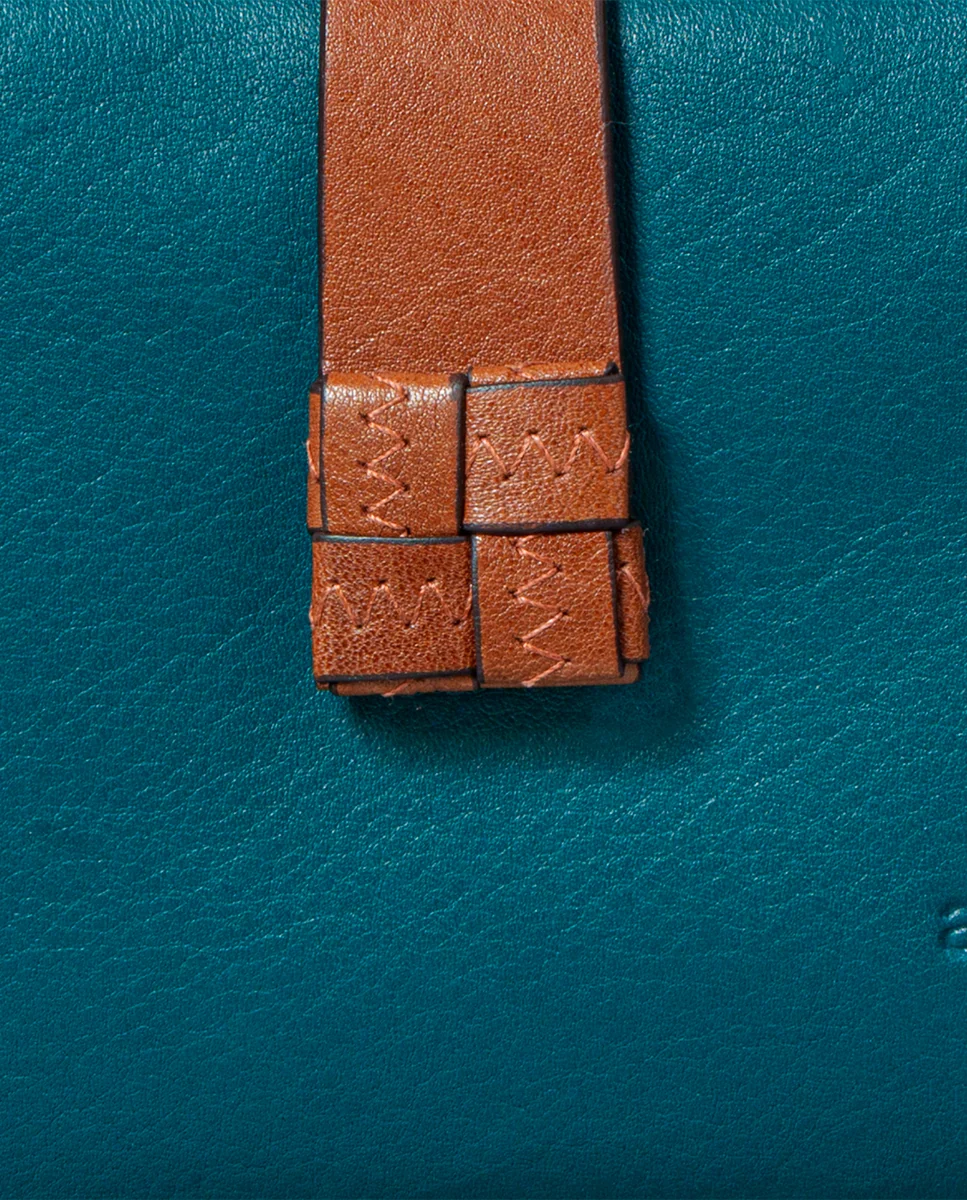 Cartera mediana de mujer en piel azul - Imagen 8