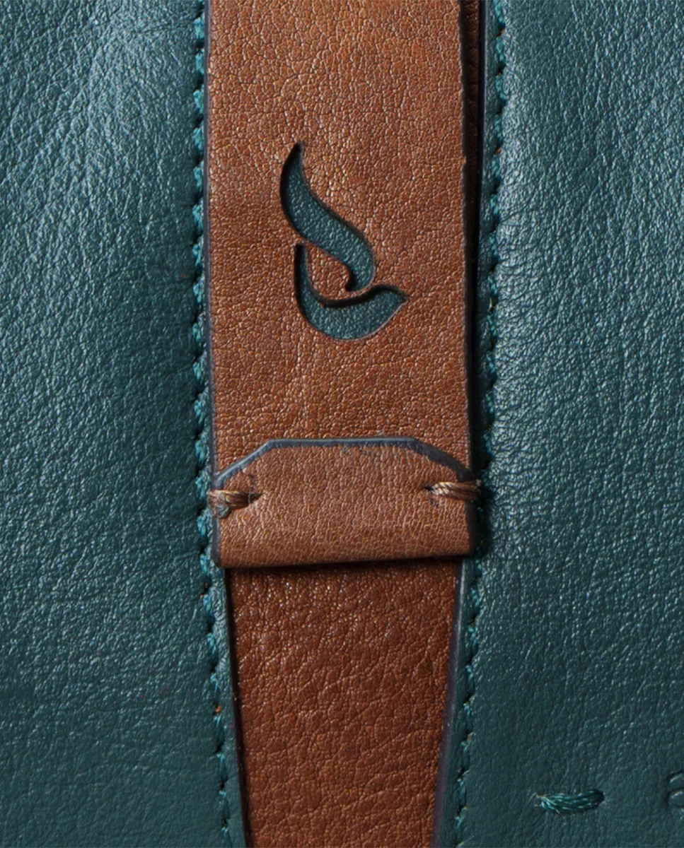 Cartera mediana de mujer en piel azul - Imagen 9