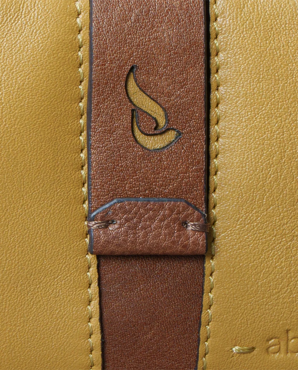 Cartera pequeña de mujer en piel ámbar - Imagen 9