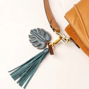 Llavero charm en piel hoja azul