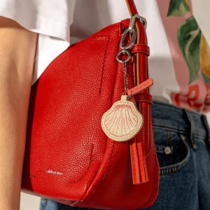 Llavero charm concha en piel roja
