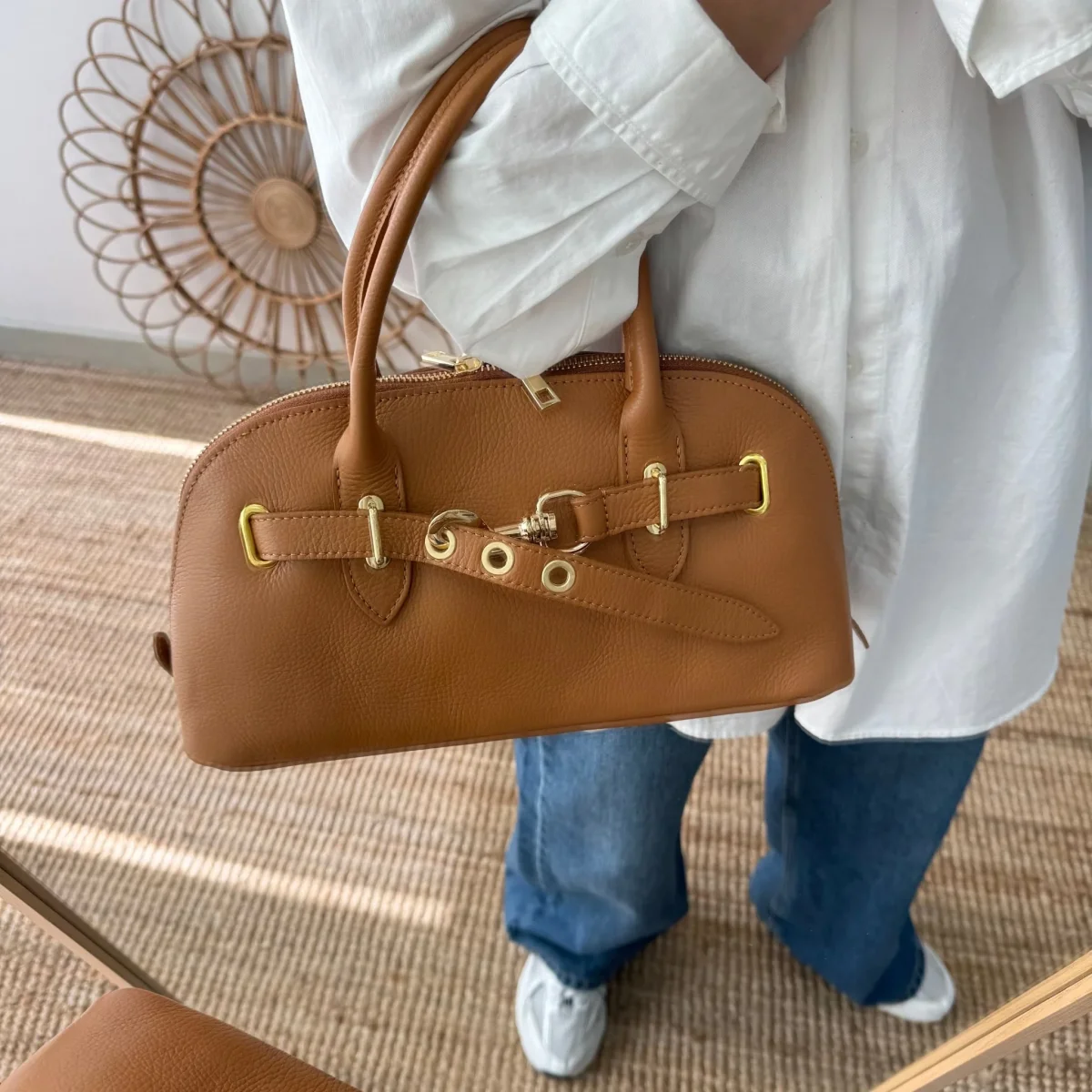 Bolso piel cierre mosqueton camel iniciales bordadas - Imagen 4