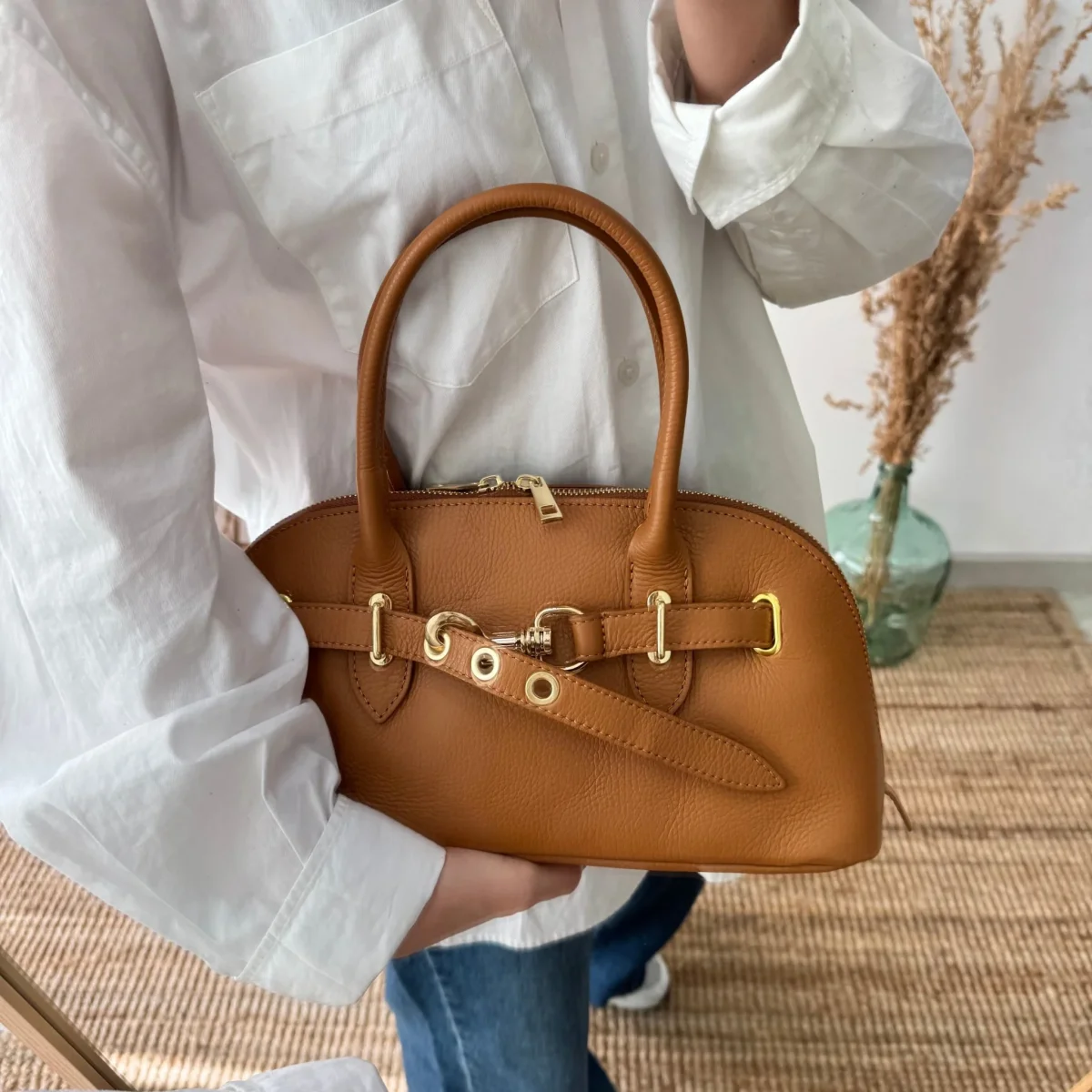 Bolso piel cierre mosqueton camel iniciales bordadas - Imagen 5