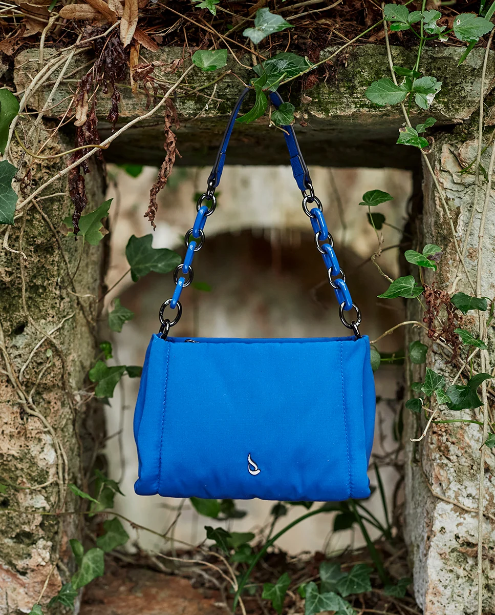 Bolso de hombro de nylon en azul - Imagen 3