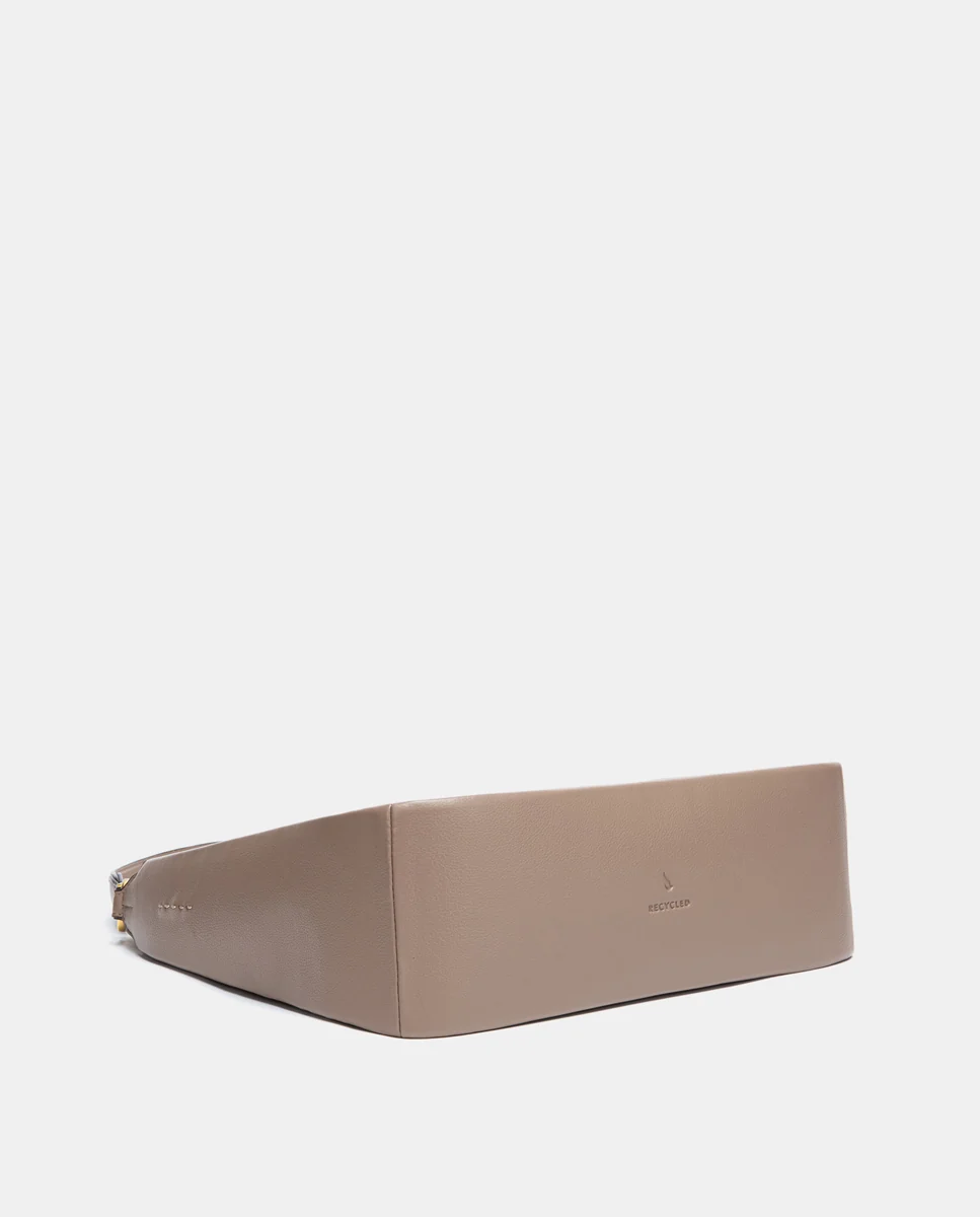 Bolso de hombro en materiales reciclados beige - Imagen 5