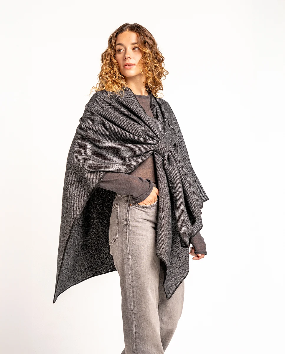 Poncho en negro - Imagen 3