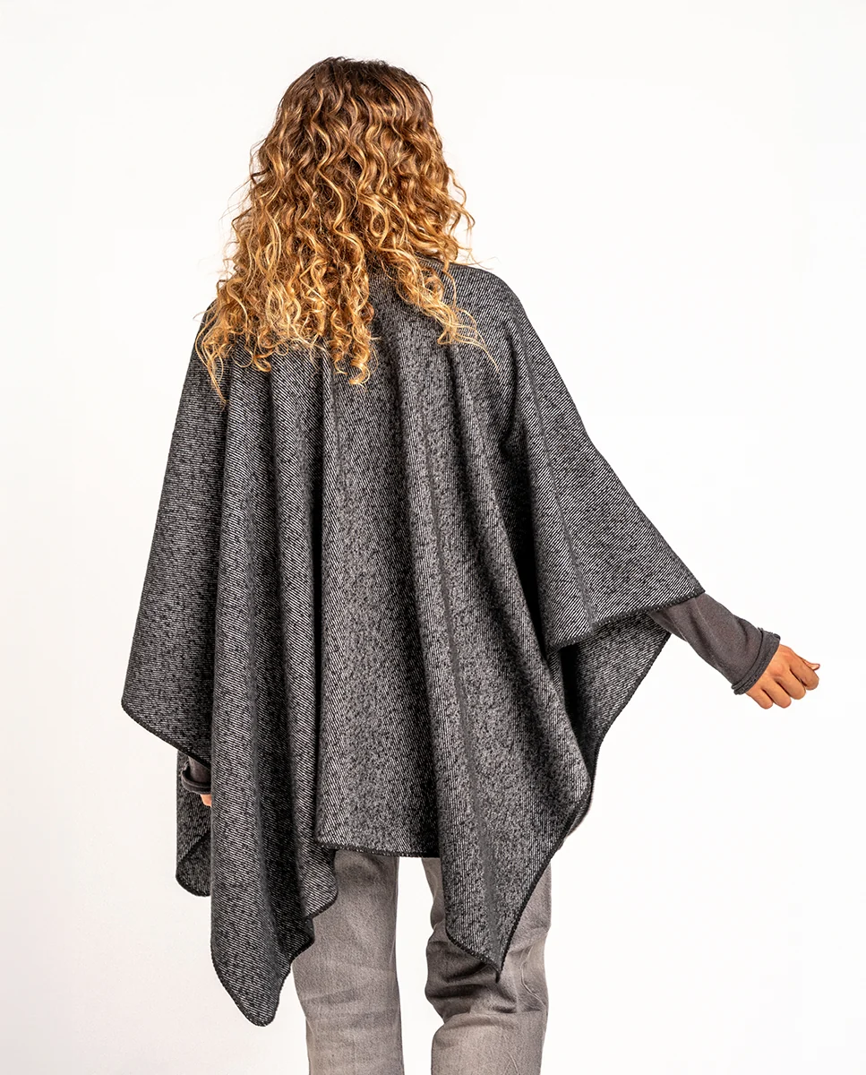 Poncho en negro - Imagen 4