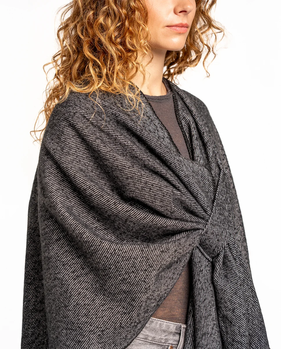 Poncho en negro - Imagen 5