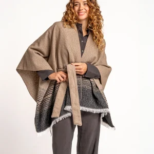 Poncho con lazada en marrón