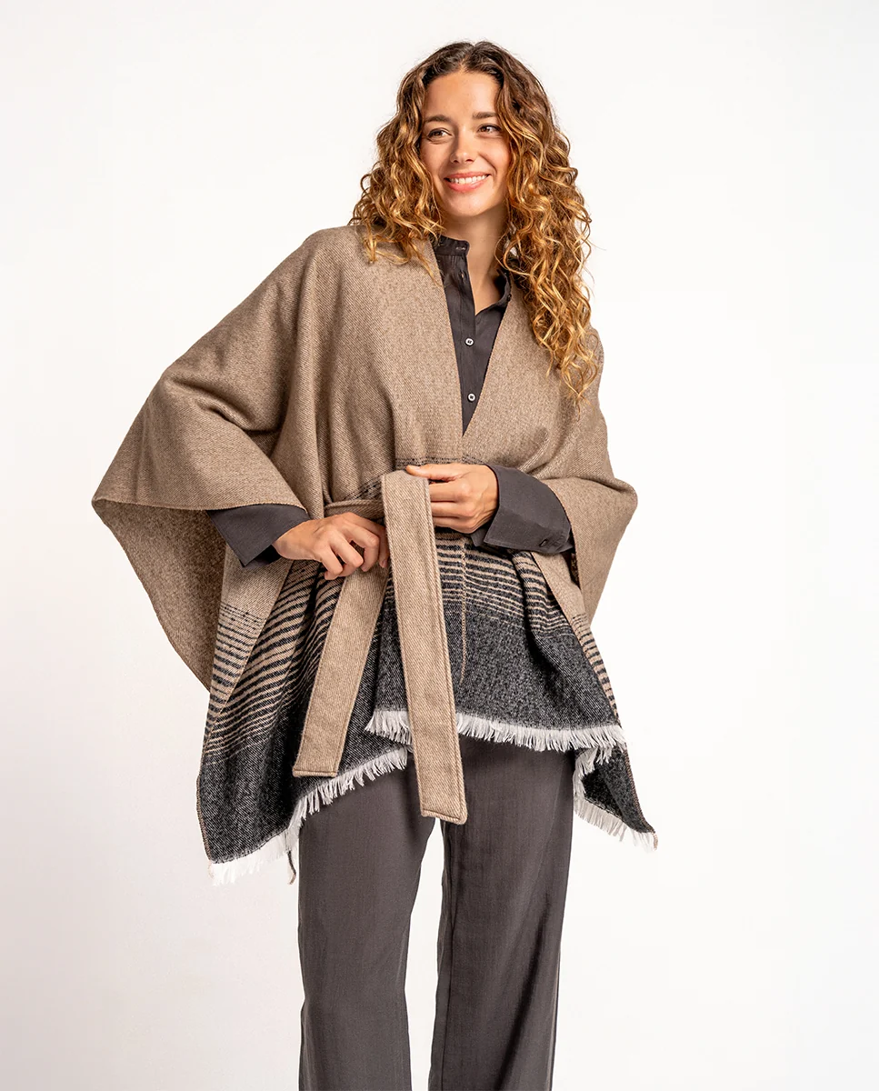 Poncho con lazada en marrón