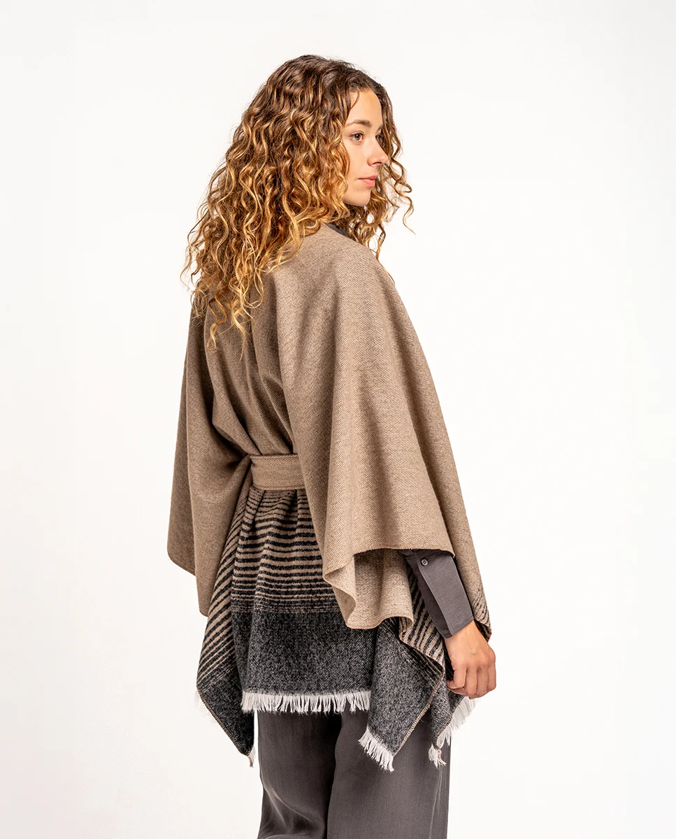 Poncho con lazada en marrón - Imagen 3