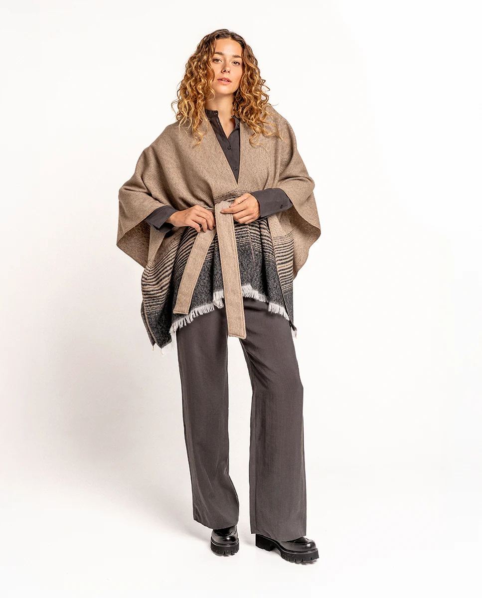Poncho con lazada en marrón - Imagen 5