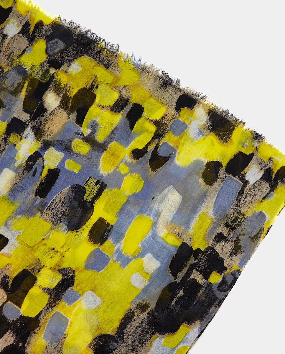 Pañuelo de viscosa con estampado abstracto negro - Imagen 4