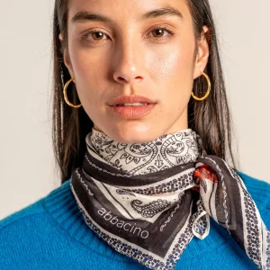 Bandana de seda con estampado paisley en blanco y negro