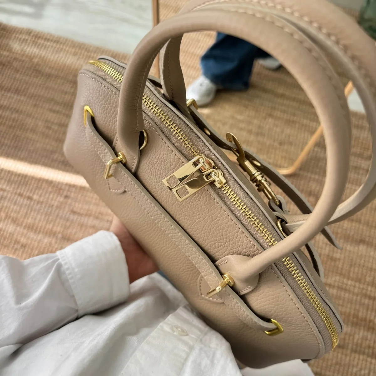 Bolso piel cierre mosqueton taupe iniciales bordadas - Imagen 7
