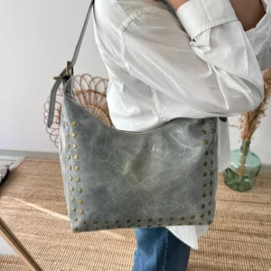 Bolso tachuelas piel gris claro iniciales bordadas