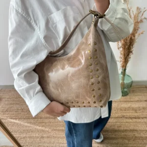 Bolso tachuelas piel taupe iniciales bordadas