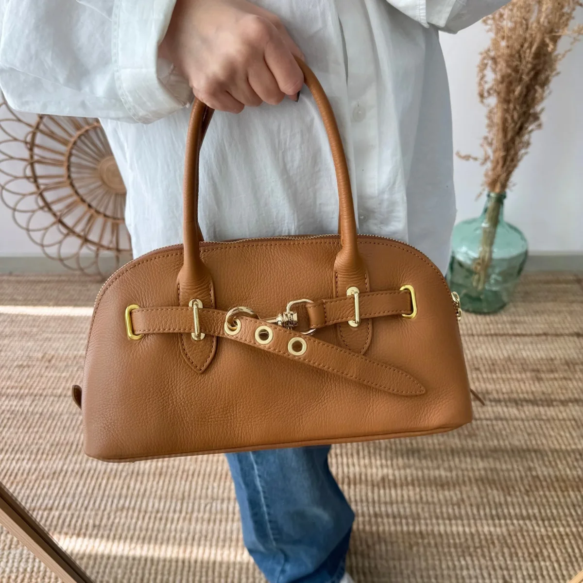 Bolso piel cierre mosqueton camel iniciales bordadas - Imagen 9