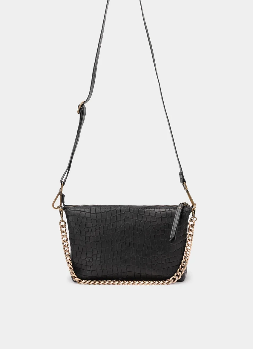 Bolso negro con cadena