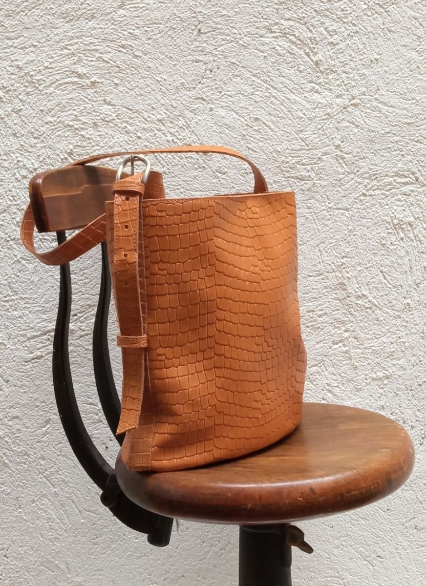 Bolso Cubo Piel Marrón Camel Bucket - Imagen 3