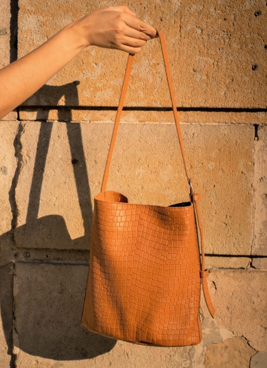 Bolso Cubo Piel Marrón Camel Bucket - Imagen 4