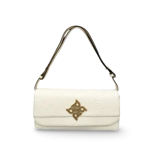 Bolso baguette artesanal en piel caprino elegancia y exclusividad