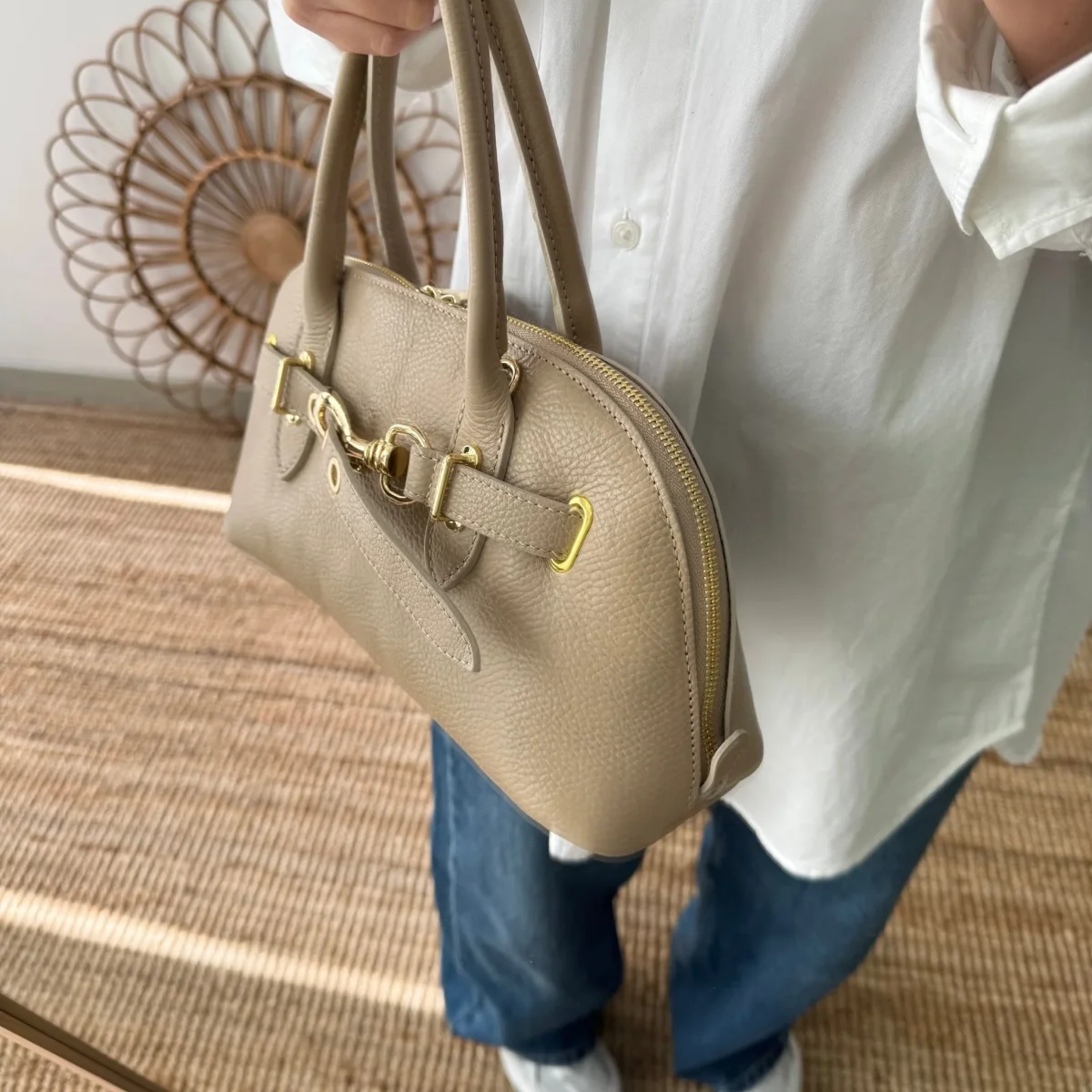 Bolso piel cierre mosqueton taupe iniciales bordadas - Imagen 8