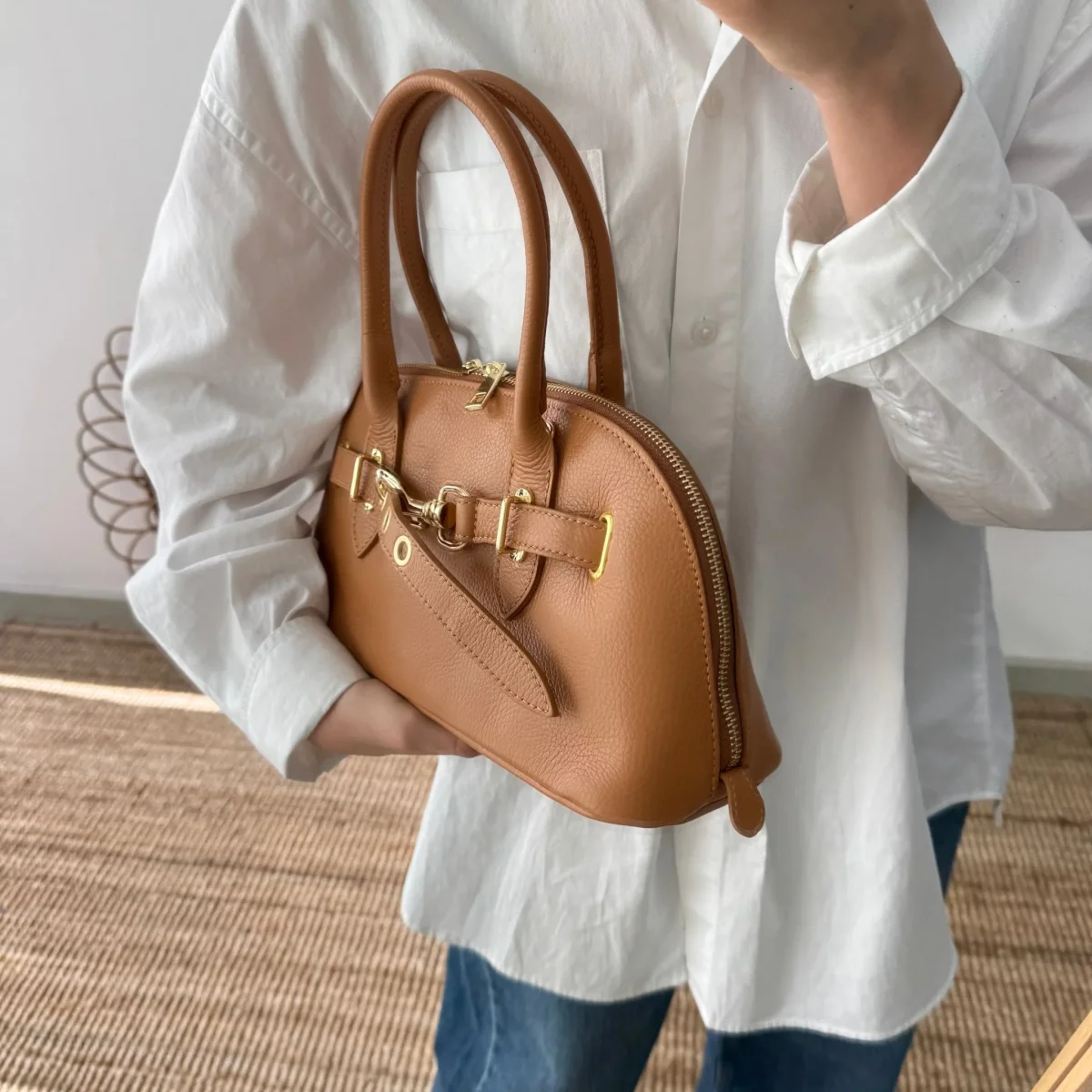 Bolso piel cierre mosqueton camel iniciales bordadas - Imagen 8