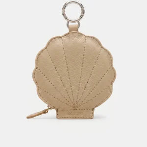 Llavero charm concha en piel beige
