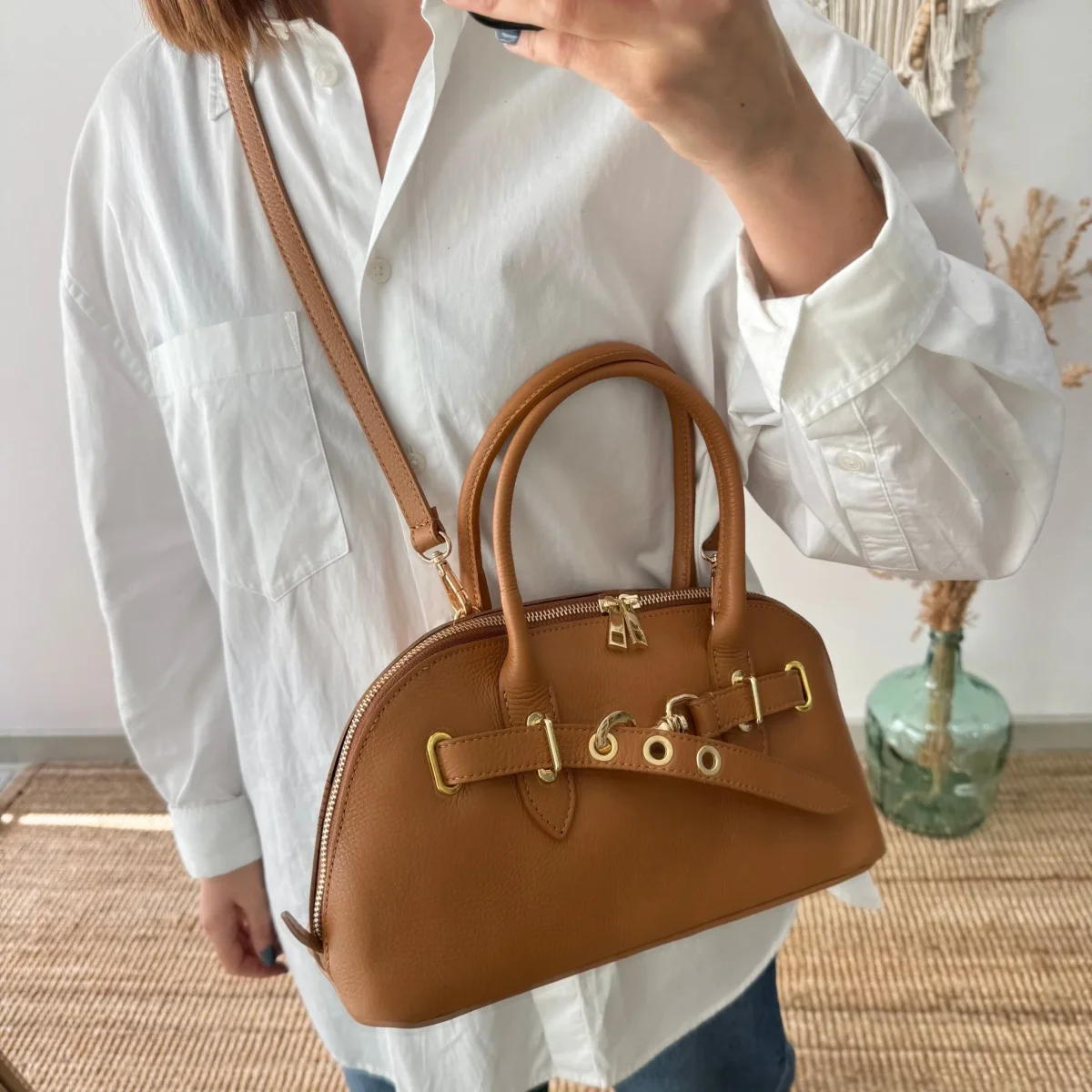 Bolso piel cierre mosqueton camel iniciales bordadas - Imagen 3
