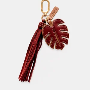 Llavero charm en piel hoja burdeos
